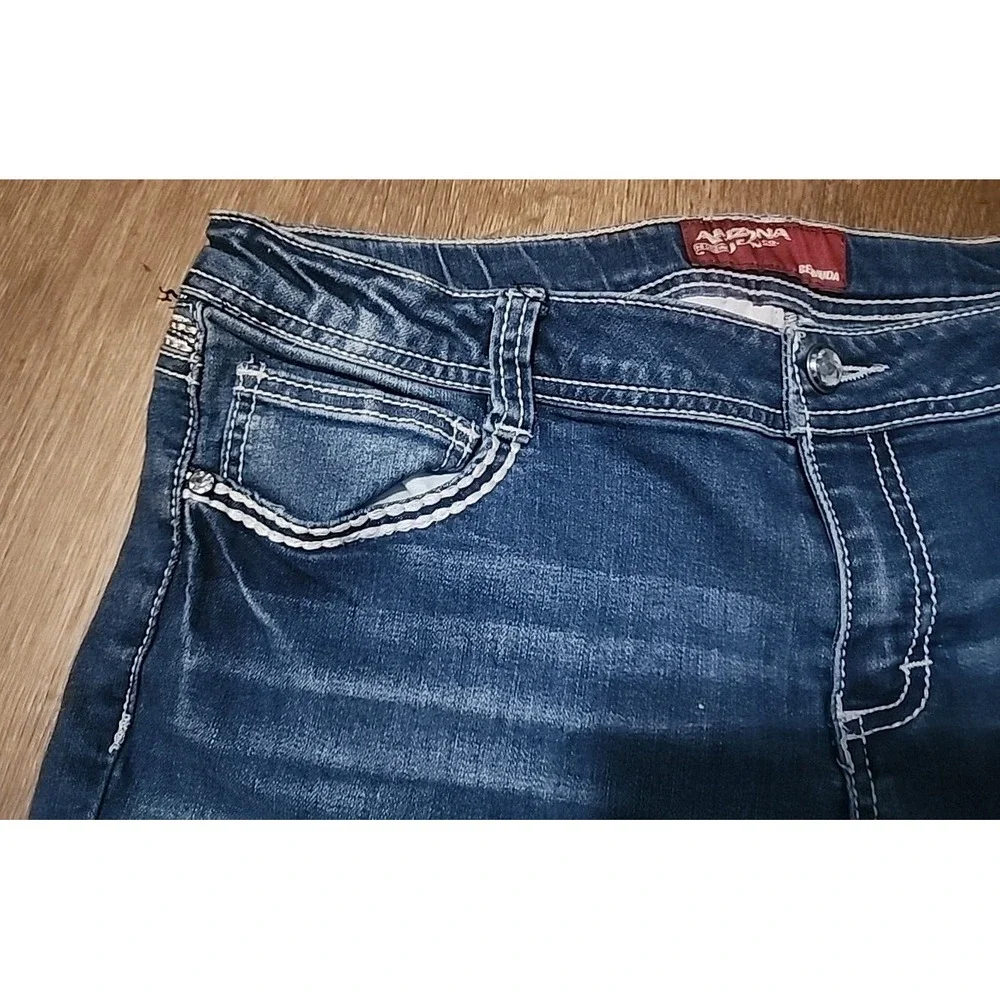 Arizona Women's Jean Co Shorts Bermuda‎ Embroidered Pockets Denim Blue Size 18.5